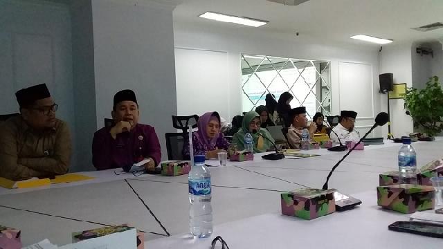 Tim penanggulangan stunting kota Pekanbaru dan sejumlah stake holder dan Organisasi perangkat Daerah (OPD) bersama disketapang saat rapat Rapat Koordinasi Penanggulangan dan Penanganan Stunting Kota Pekanbaru di Kantor Wali Kota Pekanbaru.