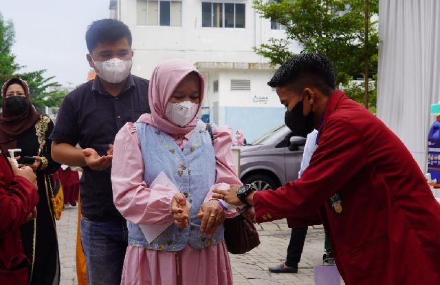 Guna mencegah penyebaran Covid-19, seluruh wisudawan dan tamu undangan kegiatan wisuda Universitas Muhammadiyah Riau (UMRI) ke XX dan XXI harus menjalani pemeriksaan suhu tubuh.