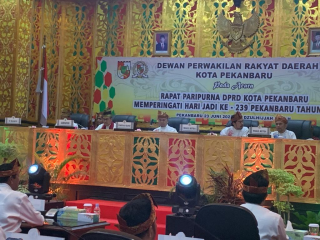 Para pimpinan DPRD, PJ Walikota dan Gubernur Riau yang duduk didepan
