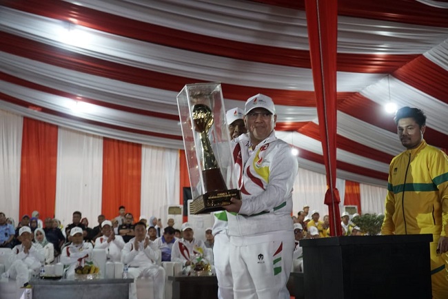 Ketua PB Porwil Joni Irwan memegang Piala Bertahan Porwil