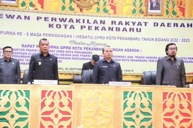 Rapat paripurna ke-5 masa sidang kesatu tahun 2022/2023 ini dipimpin langsung oleh Ketua DPRD Pekanbaru Muhammad Sabarudi ST didampingi Wakil Ketua DPRD Pekanbaru lainnya.