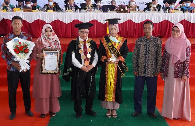 Pemuncak dalam wisuda XX dan XXI beserta keluarga berfoto bersama Rektor Universitas Muhammadiyah Riau, DR. Mubarak, M.Si.